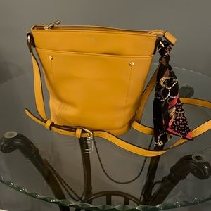 Yellow gold should bag zip closure